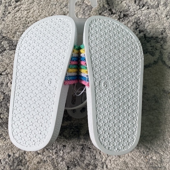 Tommy Bahama Youth Size 9 & 6 Sandals - Picture 6 of 6